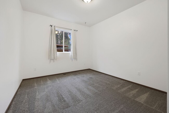 Building Photo - MOVE IN READY! 3 bed 2 bath Heat pump with...