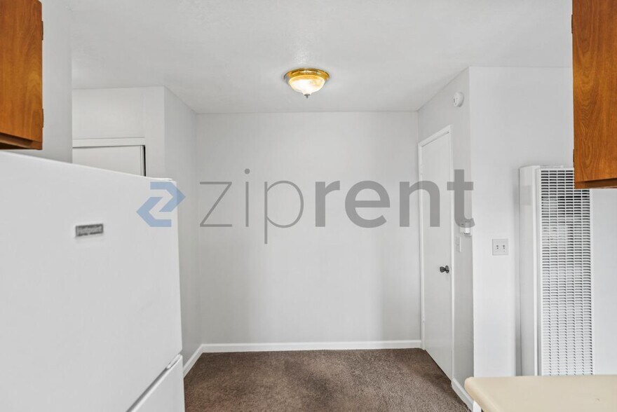 Building Photo - 1185 Meadow Ln