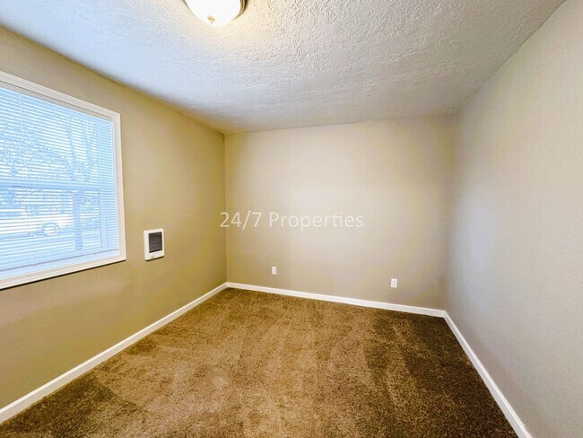 Building Photo - Charming 2 BD | 2 BA Home with A/C in Salem