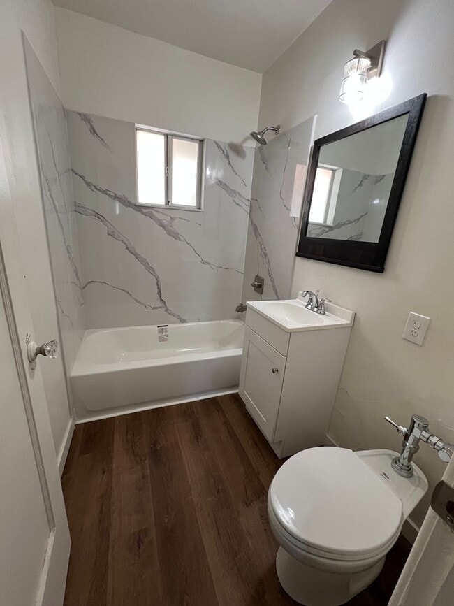 Building Photo - Modern Midtown Living! Stylish 1BD/1BA Dup...