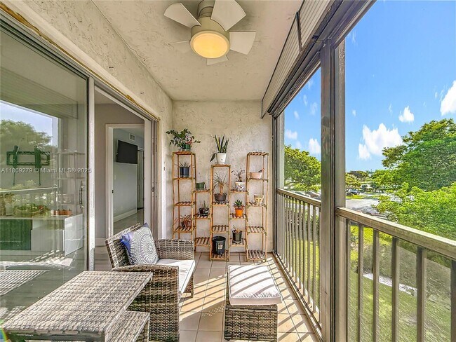 Building Photo - 2228 N Cypress Bend Dr