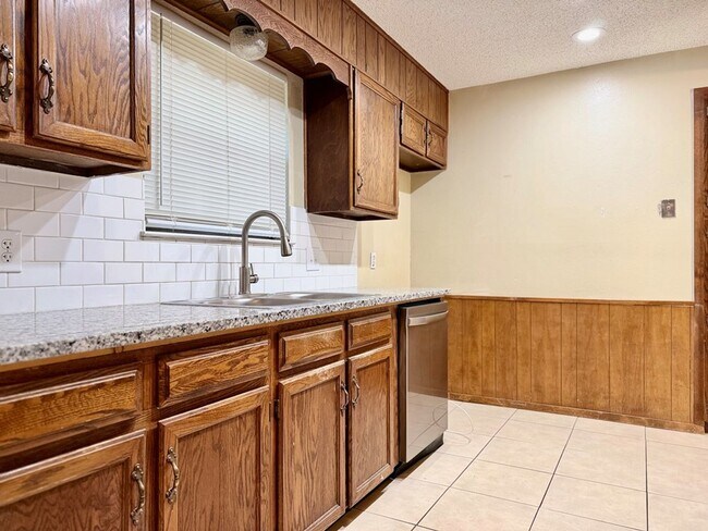 Building Photo - 3 Bedroom, 2 Bath Rental