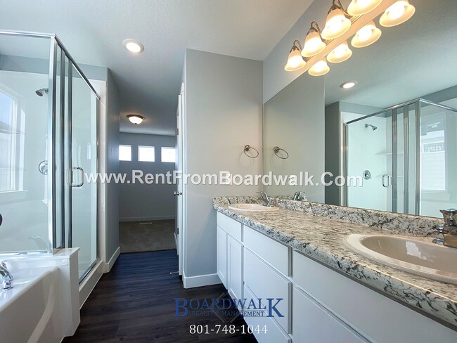Building Photo - Single Family Home In Beautiful Community!