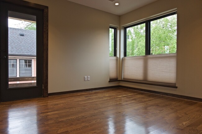 Building Photo - 4 bed / 4.5 bath flat in South Plaza overl...