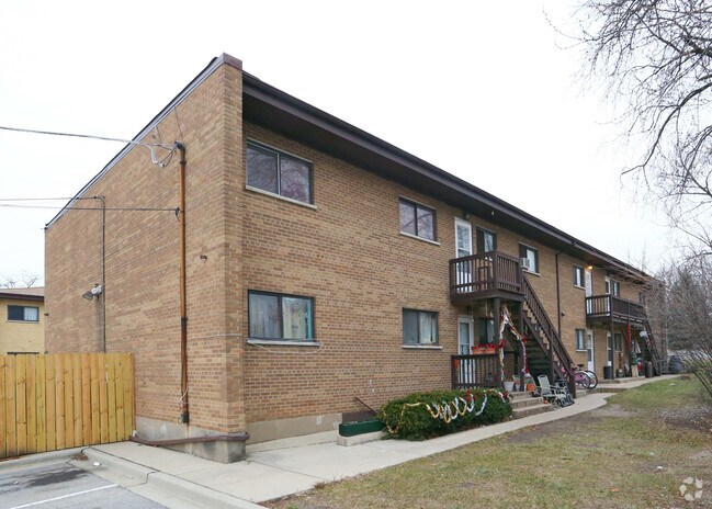 Building Photo - 605 Park Plz