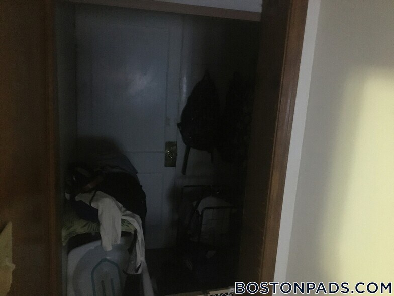 Building Photo - 96 Maple St