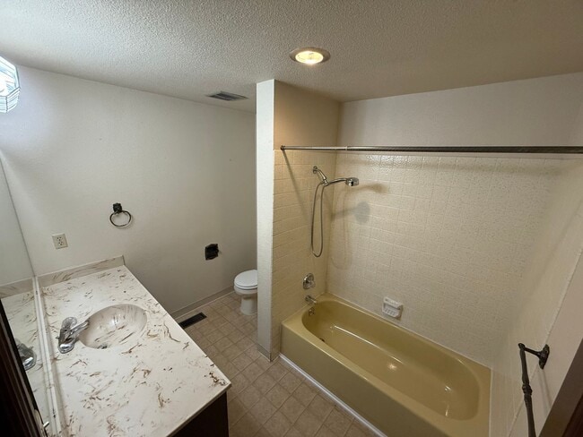 Building Photo - 1150 NW Sunnywood Ct