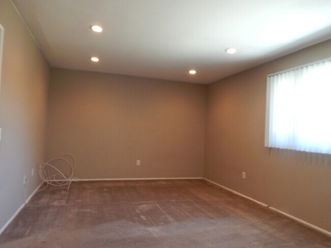 Building Photo - Beautiful Jurupa Hills Condo - 3 Bedroom