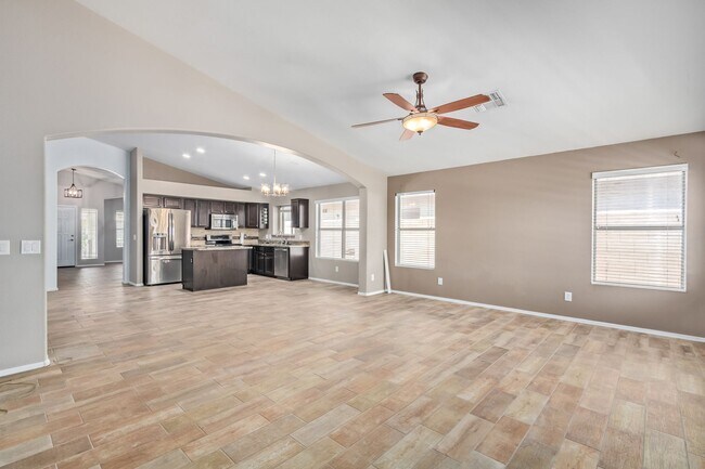Building Photo - GORGEOUS home in the highly desired Arrowh...