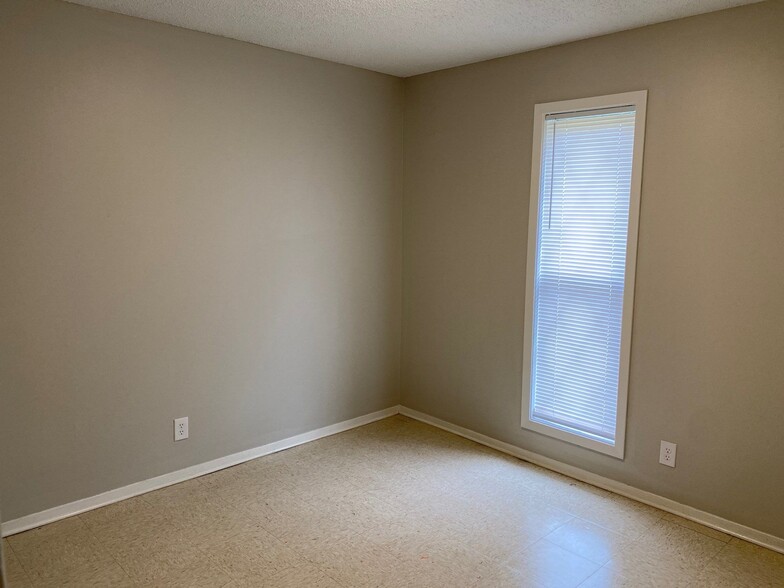 Building Photo - 27 Breezewood Cv