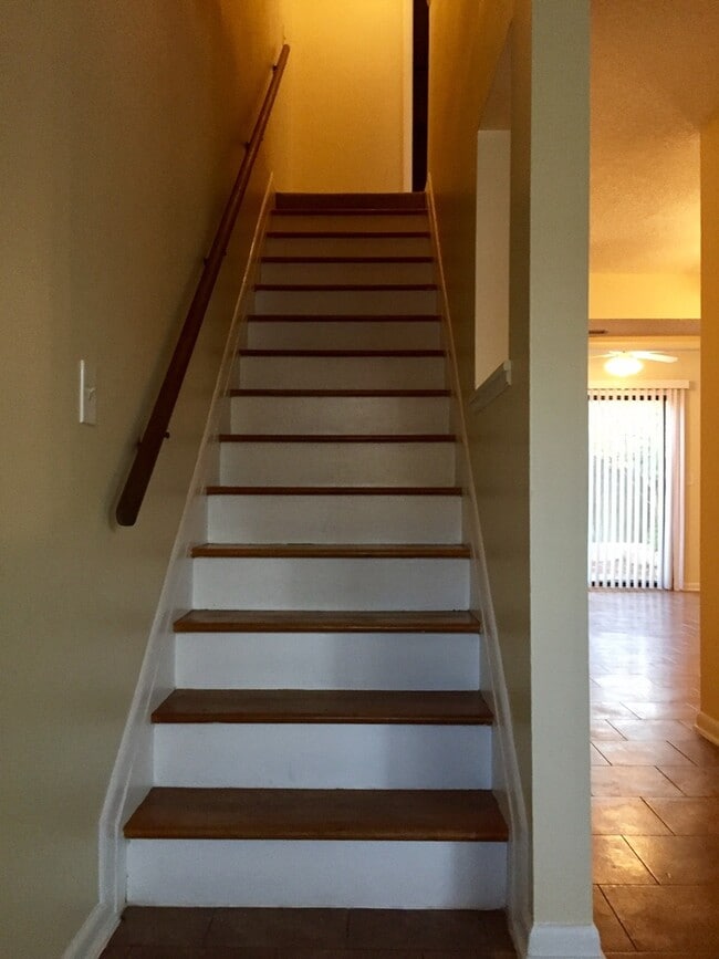 Building Photo - 2 Bed 1.5 Bath two story condo.