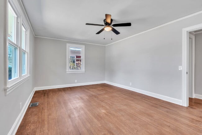 Building Photo - 3BR/2BA in Prime Taylors Location! Minutes From Everyday Conveniences! $1895/mo rent