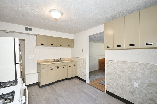 Building Photo - 741-743 Bower Hill Road