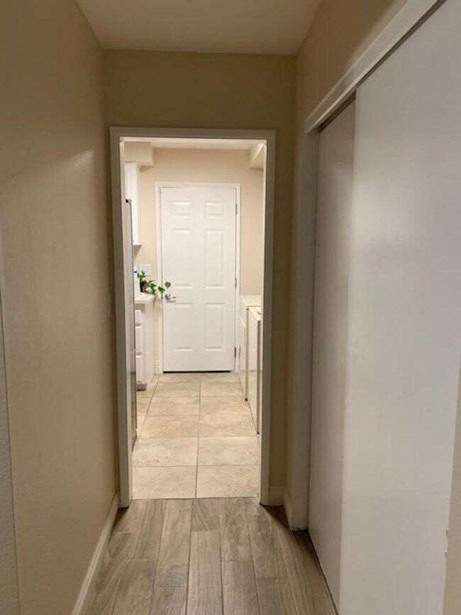 Building Photo - Two Bedroom Two Bathroom Duplex in Hemet!