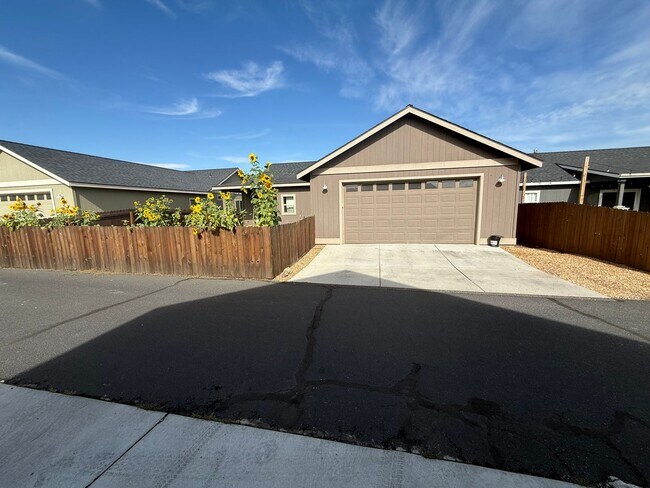 Building Photo - Bring the Pets! NE 3 Bdrm, 2 Bath, Gas Hea...