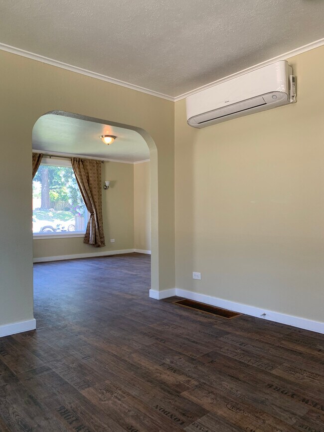 Building Photo - Very Cute 2 bedroom, 3/4 bath updated home...