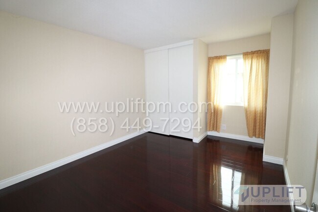 Building Photo - 3 bed, 2.5 bath Home in Charming Neighborh...