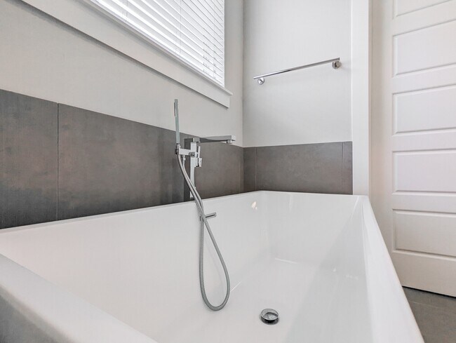 Building Photo - 1114 W 15th 1/2 St