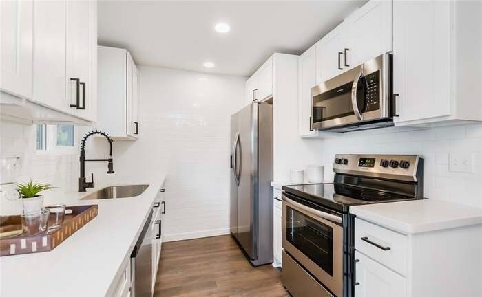 Building Photo - 2323 Oak Dr