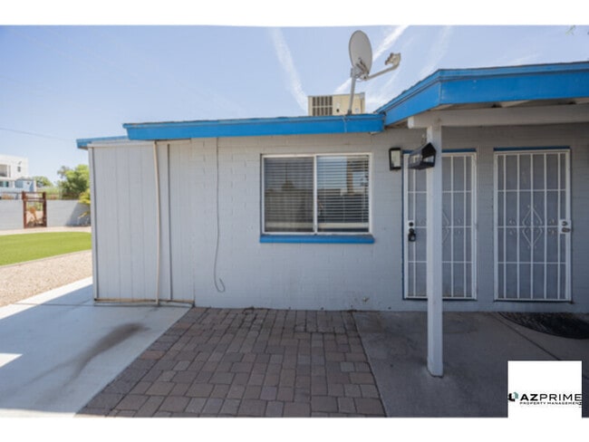 Building Photo - Experience the Charm of Phoenix in this Delightful 1/1 Casita-style Apartment