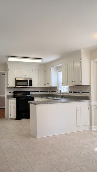 Spacious kitchen - 5505 Standing Oak Pl