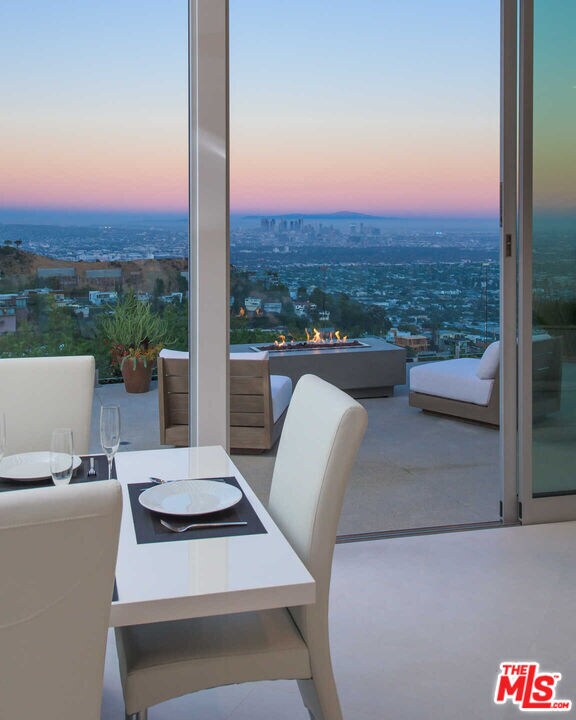 Building Photo - 1542 Blue Jay Way