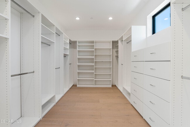 Building Photo - 252 Capri Dr