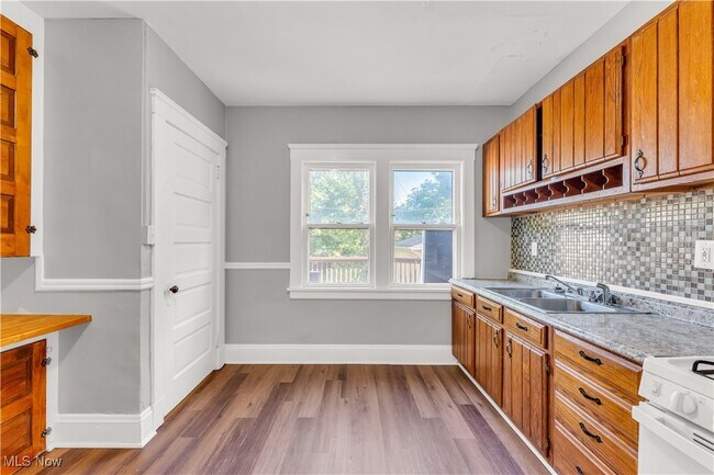 Building Photo - 3249 Hyde Park Ave
