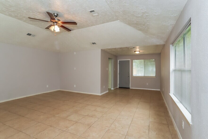 Building Photo - 2010 Quail Pl Dr