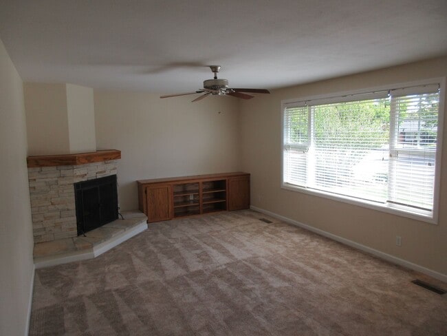 Building Photo - Well Maintained Three Bedroom in Keizer