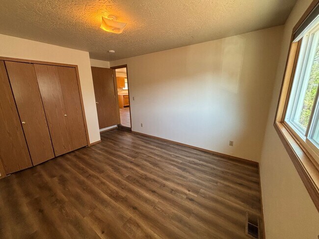Building Photo - 727 Hendrickson Dr