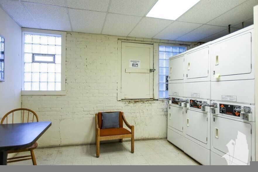 Building Photo - 4039 N Kenmore Ave