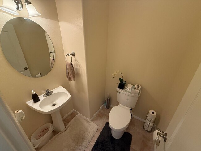 Building Photo - 4 Bedroom Home for Rent in Valencia Northp...