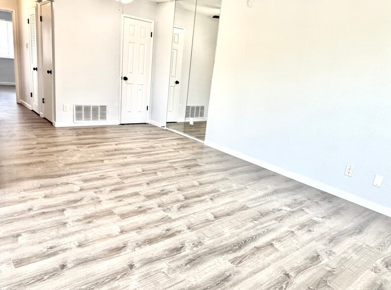 Building Photo - 4549 Greenholme Dr