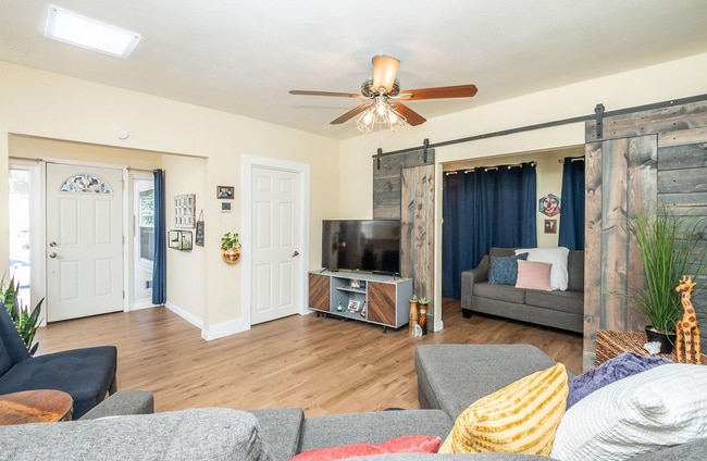 Building Photo - This 1bed/1bath bungalow comes with a BONU...