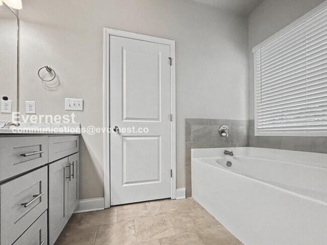 Building Photo - Limited Time Special Offer / 3 Bed/3 Bath Home with Garage / Pet-Friendly / Vouchers Accepted / A...