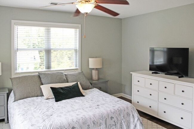 Building Photo - Fully furnished - single family