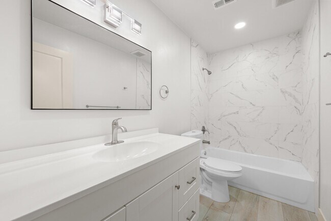 Building Photo - "Spacious 3-Bed Condo with 2 Baths in Citr...