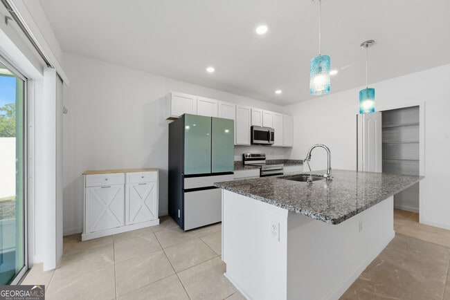 Building Photo - 131 College St