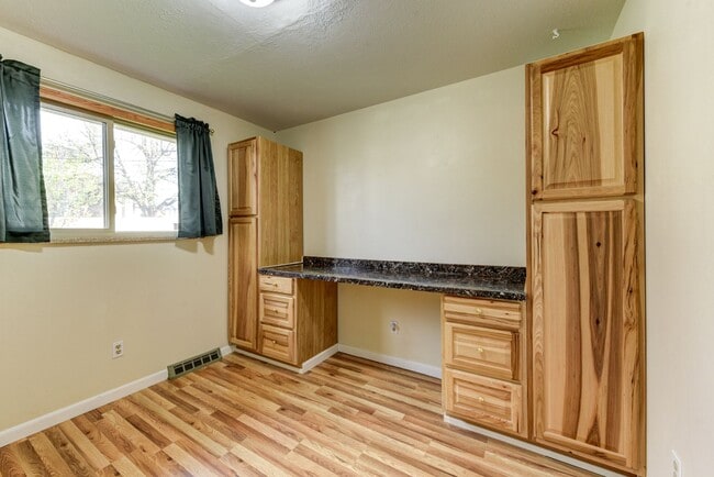 Building Photo - Great 4 Bedroom 3 Bath Home with 2 Car Garage and Covered Patio!