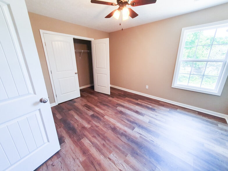 upstairs bedroom with large closet - 406 Hedgemont Ave