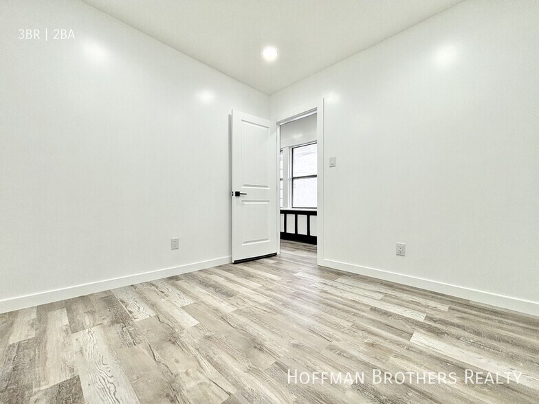 Building Photo - 1518 11th Pl