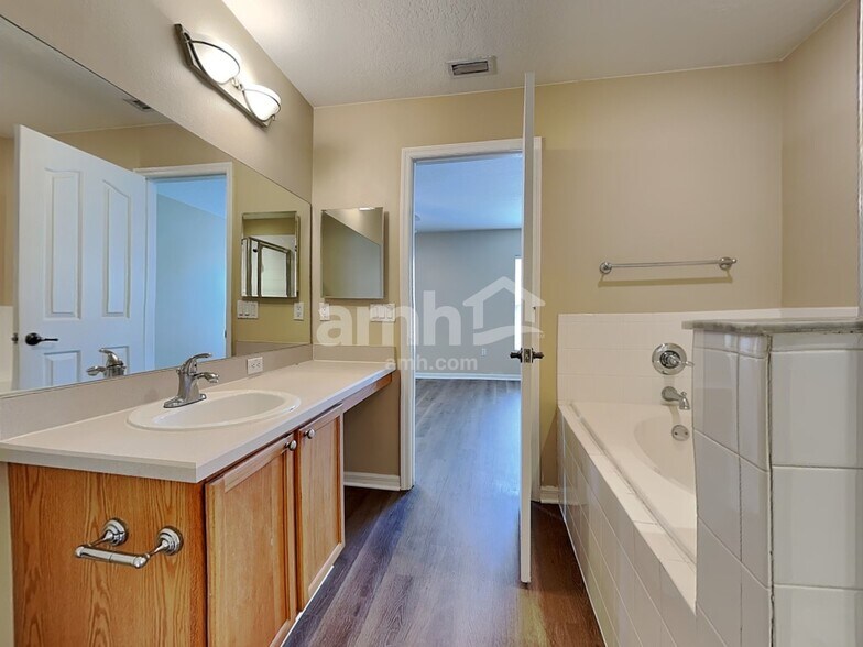 Building Photo - 10512 Boyette Creek Blvd