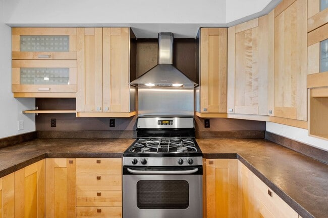 Building Photo - Modern 2 Bed / 2.5 Bath Condo with Office ...