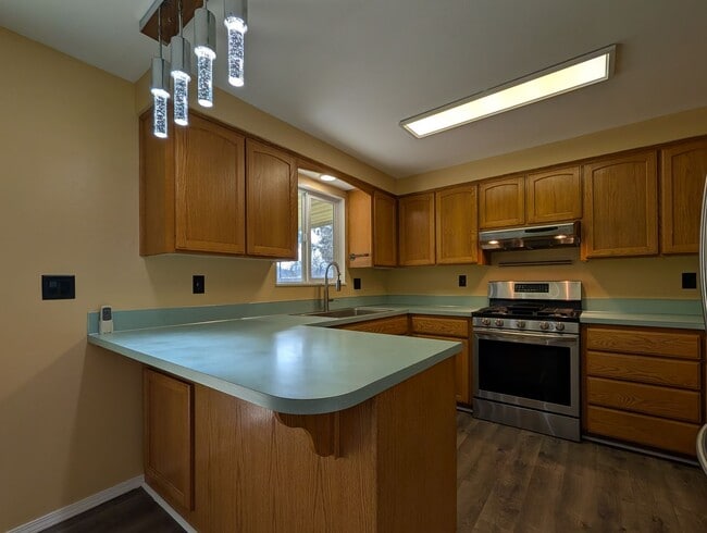 Building Photo - Great 4bed/1.5 bath home with bonus space and additonal storage