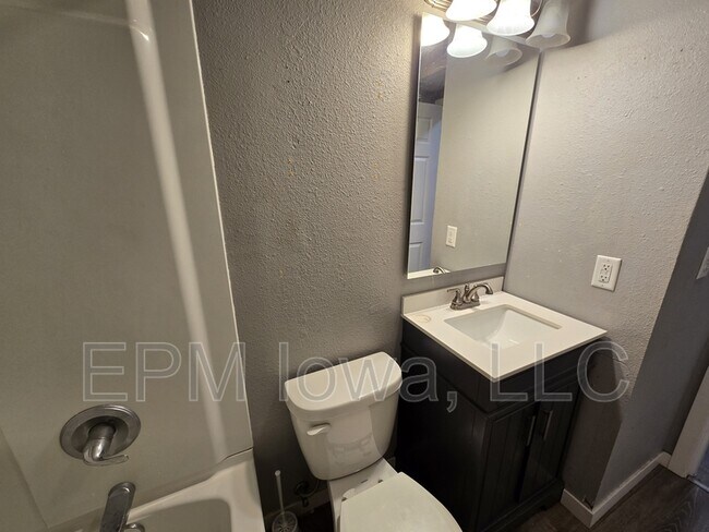 Building Photo - 109 Ludland Dr