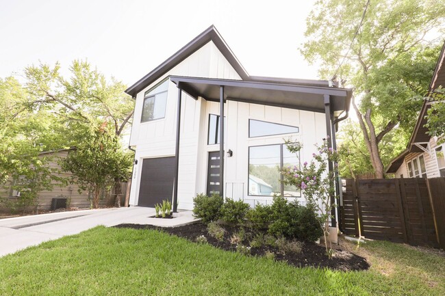 Building Photo - 1309 Cometa St