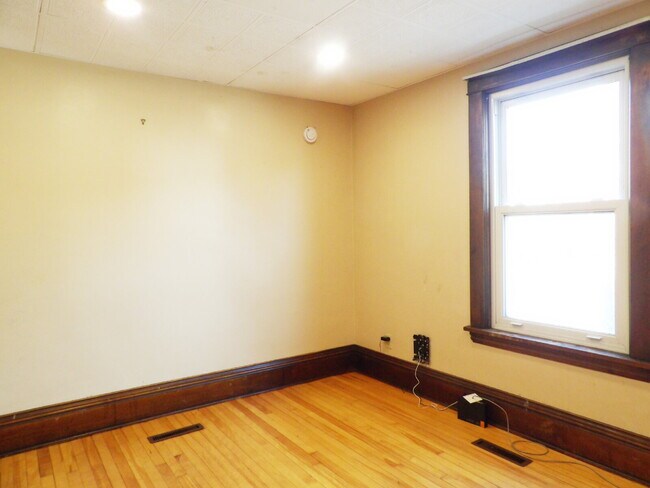 Building Photo - 3 Bedrooms | 2 Bathrooms Near UofM