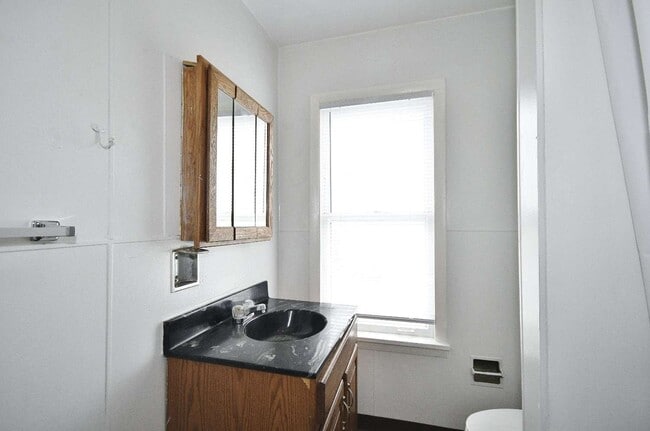 Building Photo - Charming 3-bedroom, 1-bathroom house locat...