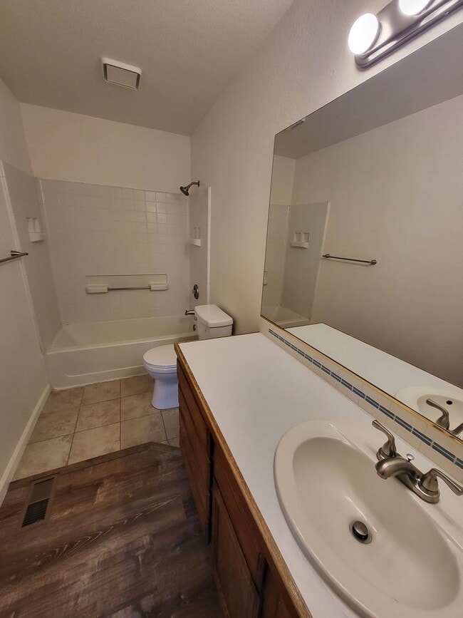 Building Photo - WAG0780>